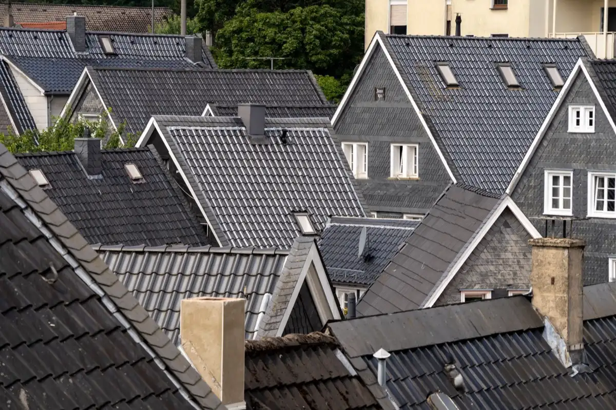 Steep roof eaves and gutter lines on houses in Menifee, CA